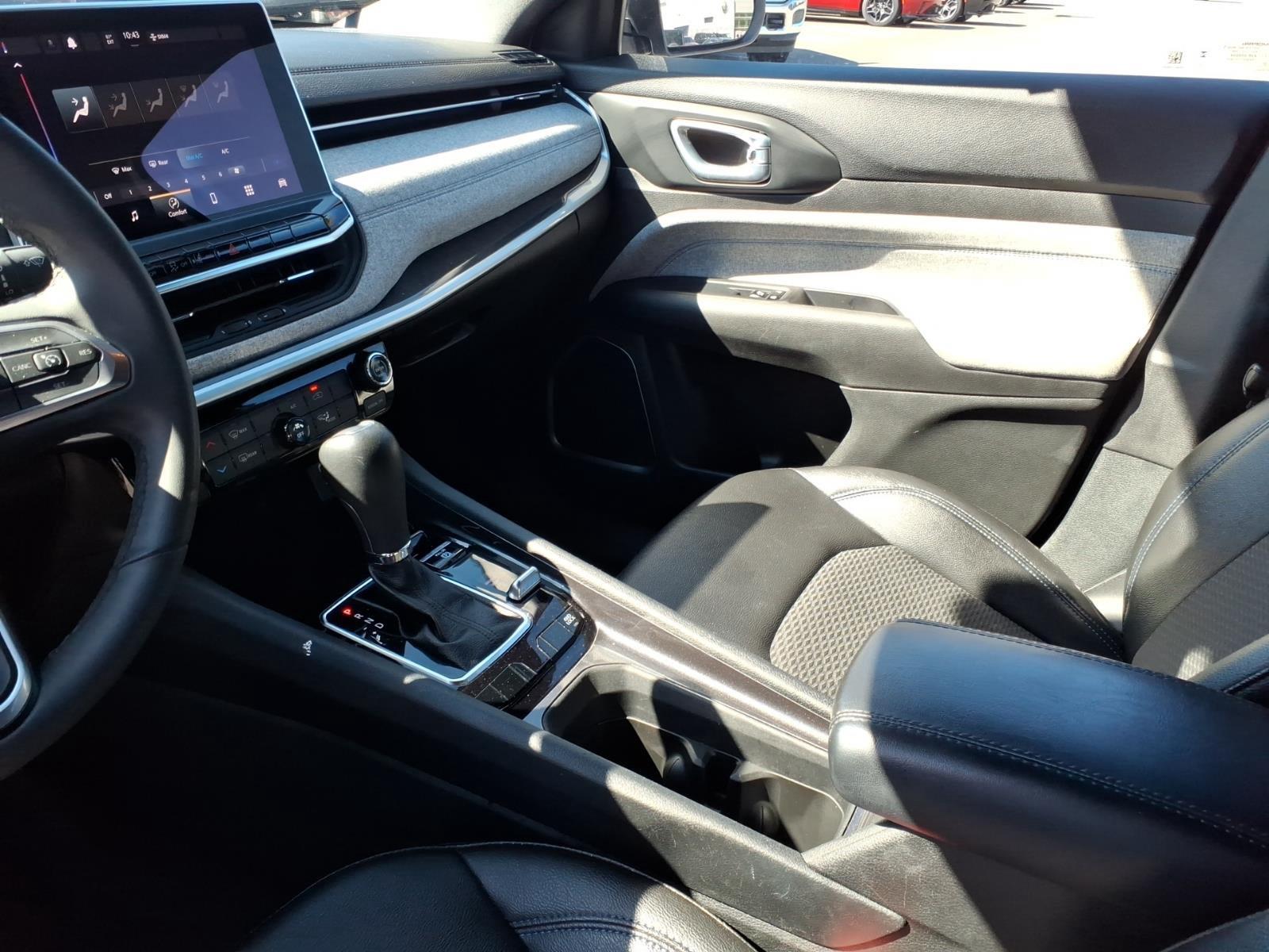 Used 2024 Bright White Clearcoat Jeep Latitude image 20