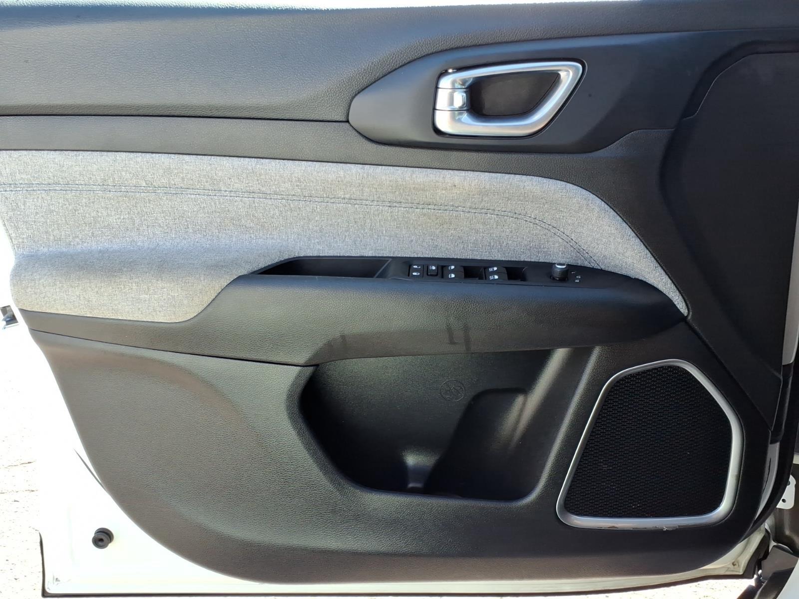 Used 2024 Bright White Clearcoat Jeep Latitude image 27