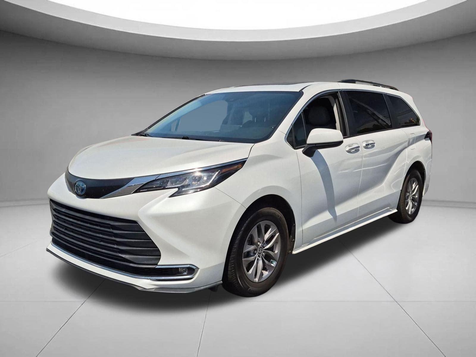 White (Wind Chill Pearl) 2022 Toyota Sienna XLE 7-Passenger FWD Minivan Front-Wheel Drive Continuously Variable Transmission
