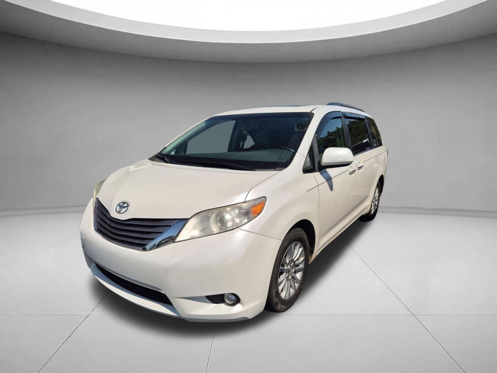 White (Blizzard Pearl) 2017 Toyota Sienna Limited 7-Passenger FWD Minivan Front-Wheel Drive Automatic