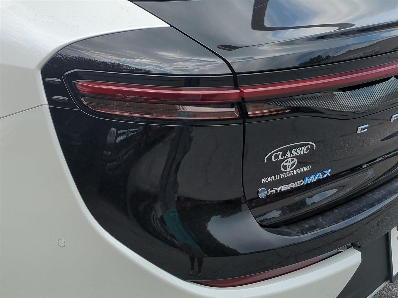 New 2026 Oxygen White Toyota Platinum image 12