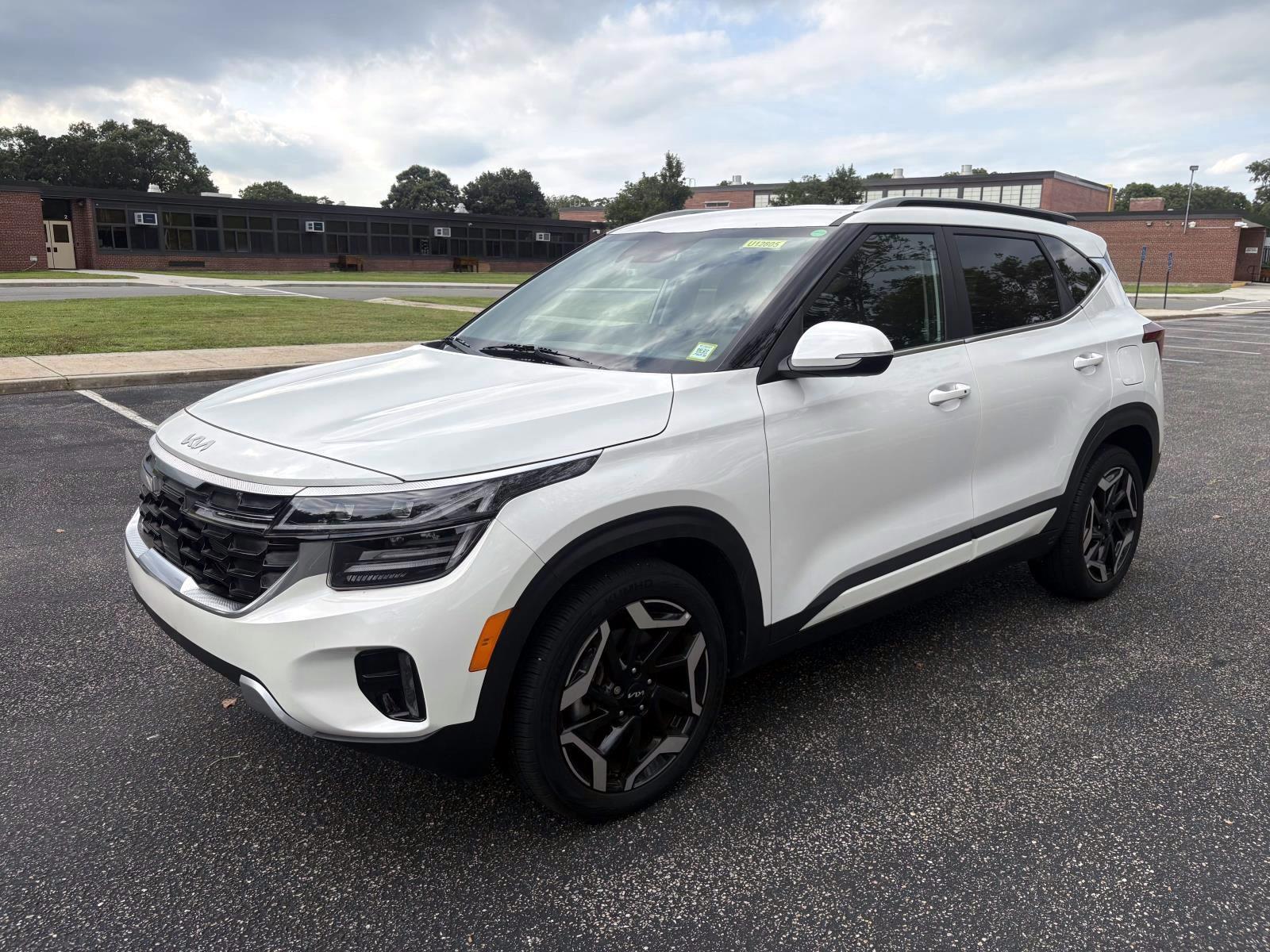 Snow White Pearl 2024 Kia Seltos SUV / Crossover All-Wheel Drive 8-Speed Automatic