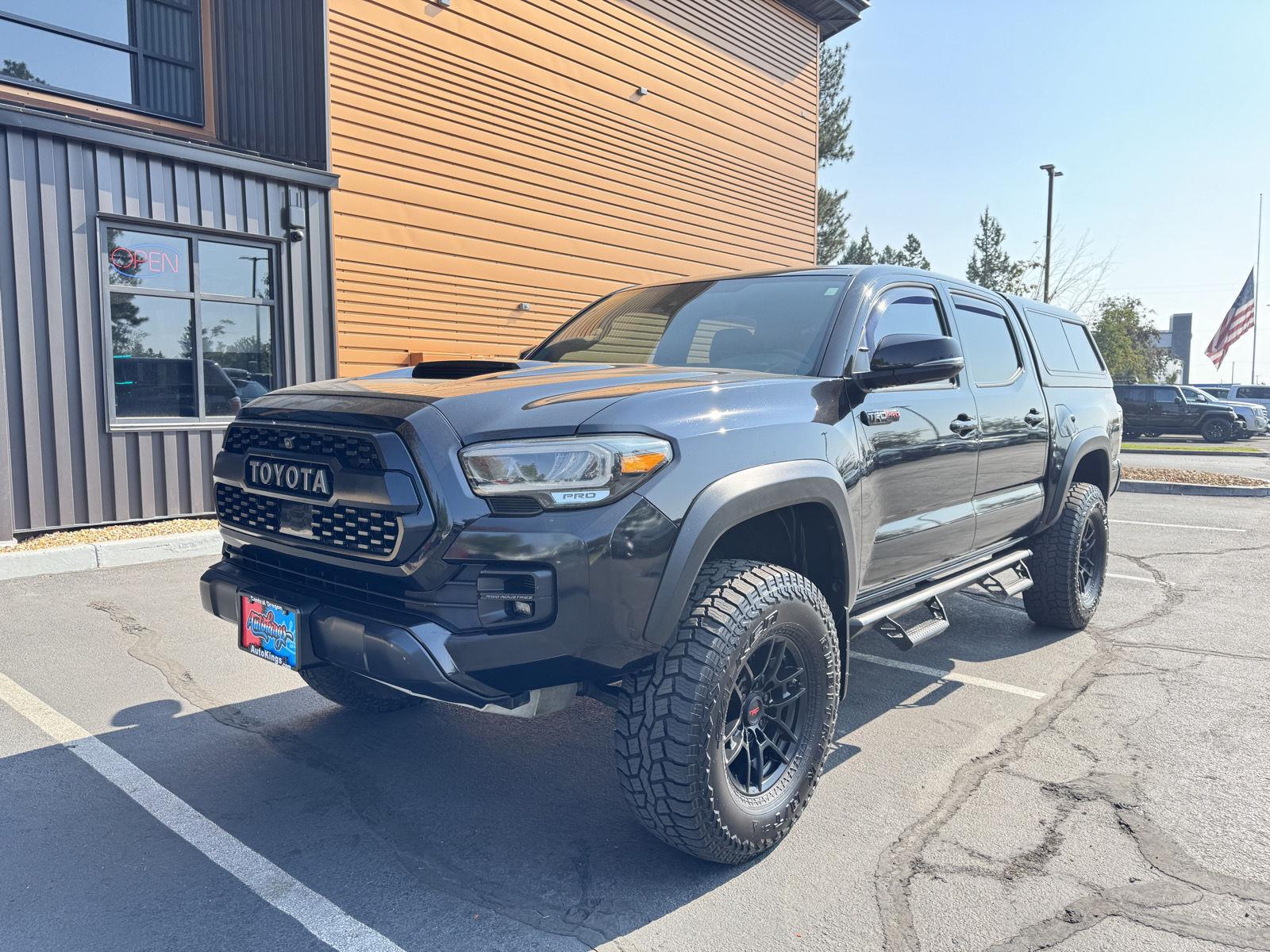 2020 Toyota Tacoma Negro (Midnight Black Metallic) Camioneta Todo terreno 6 velocidades Automática