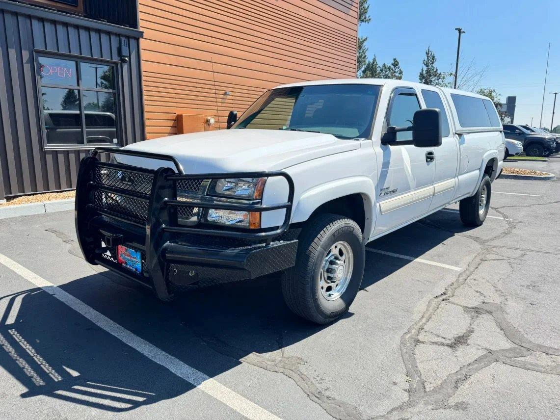 Summit White 2006 Chevrolet Silverado 2500HD Pickup Truck Four-Wheel Drive 6-Speed Automatic