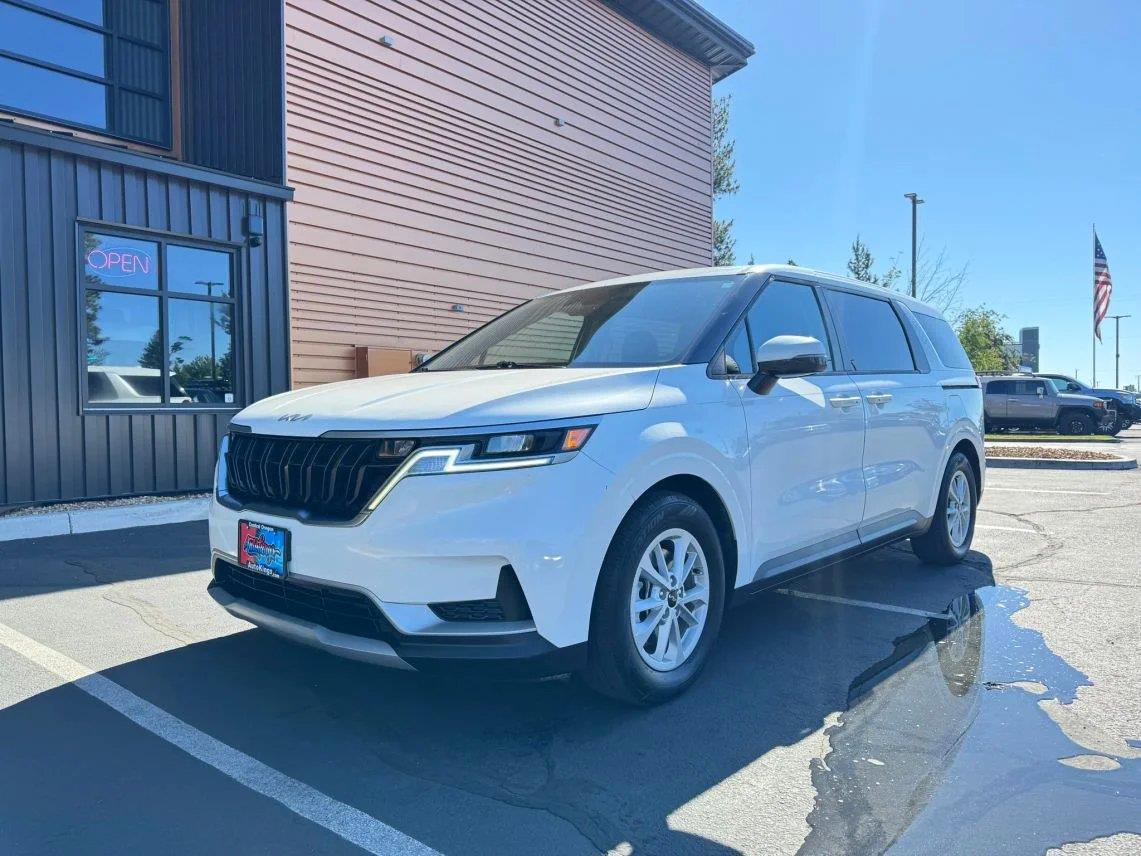 Snow White Pearl 2022 Kia Carnival Minivan Front-Wheel Drive 8-Speed Automatic