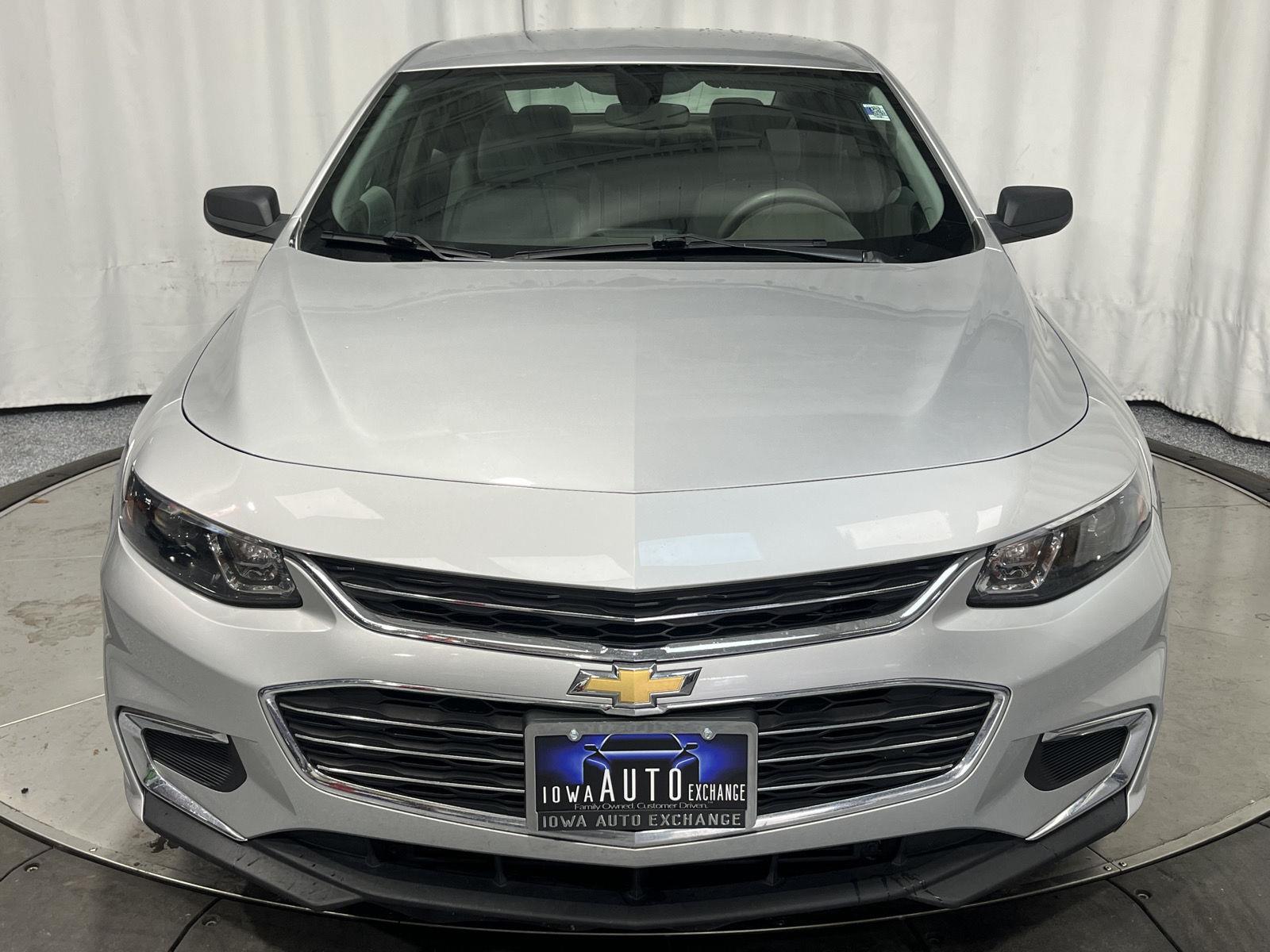 2018 Chevrolet Malibu LS photo 2