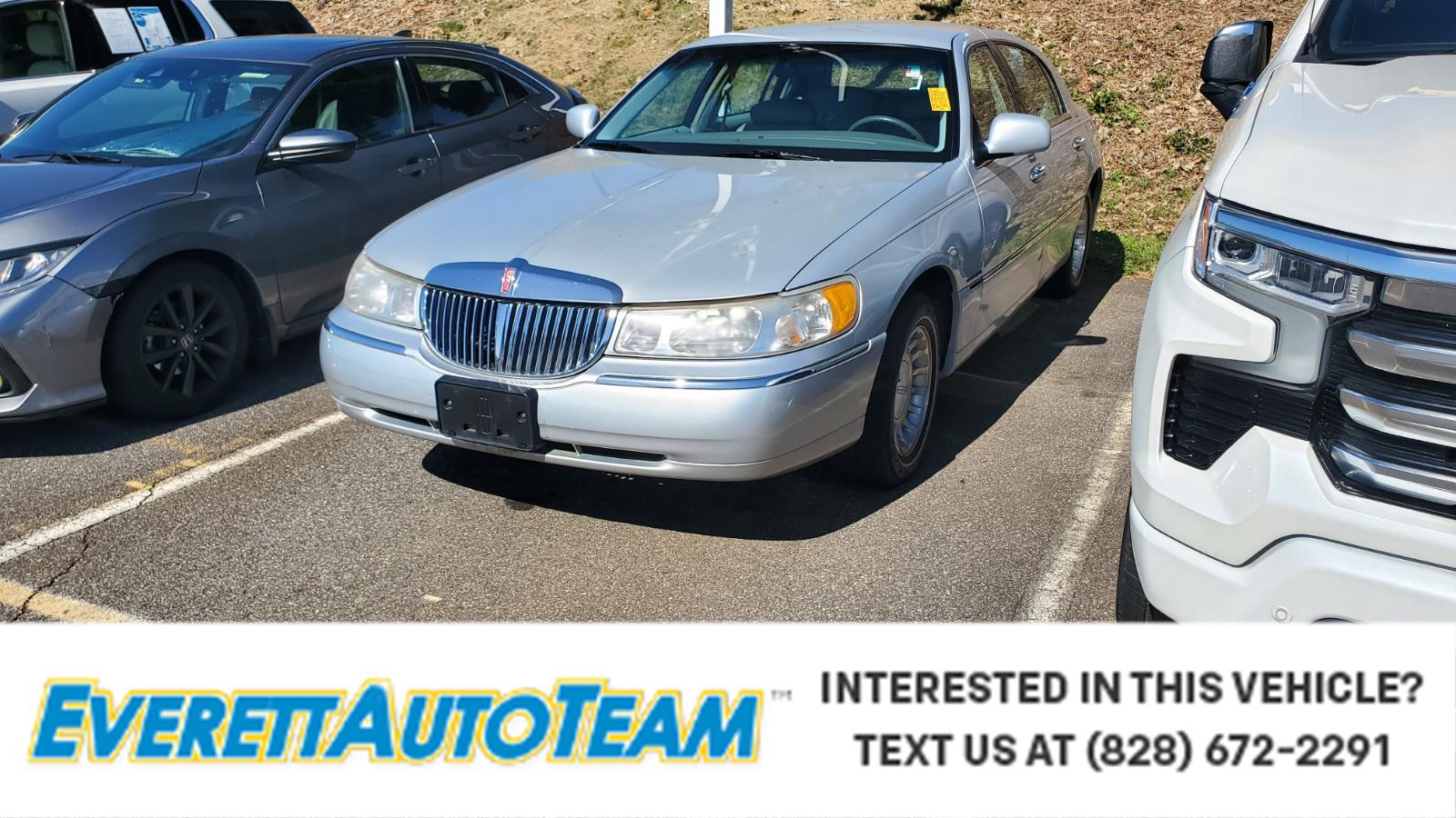 2000 Lincoln Town Car Sedan Rear-Wheel Drive