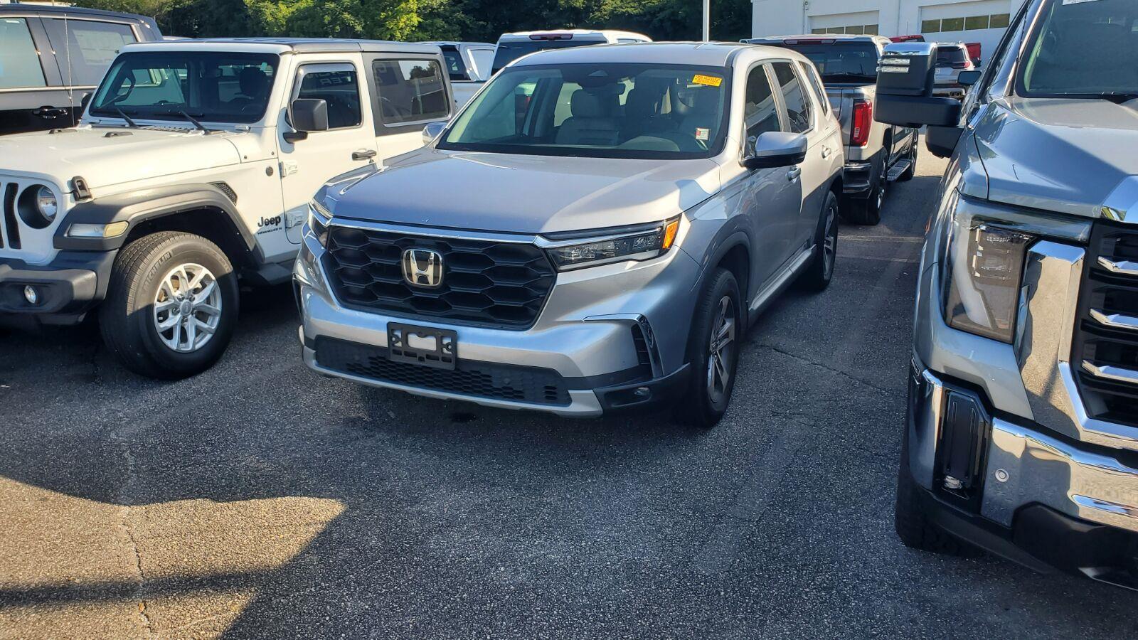 2024 Honda Pilot EX-L w/Rear Captain's Chairs