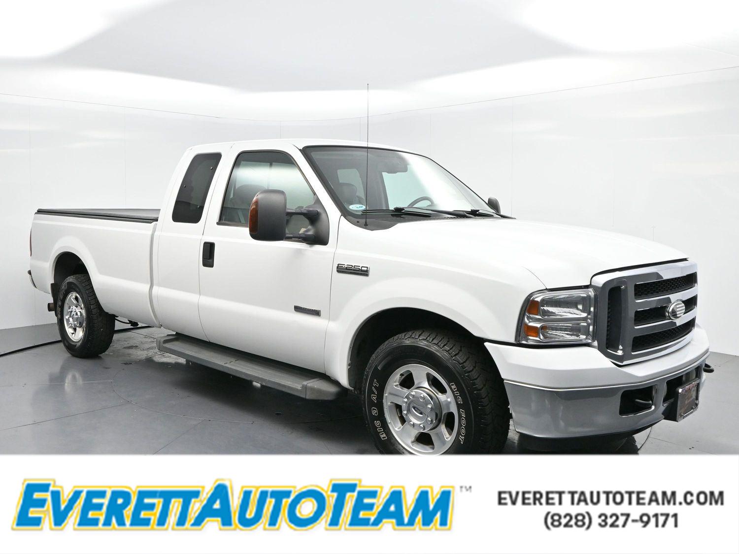 Oxford White 2006 Ford F-250 Super Duty XLT SuperCab RWD Pickup Truck Rear-Wheel Drive 6-Speed Manual Overdrive