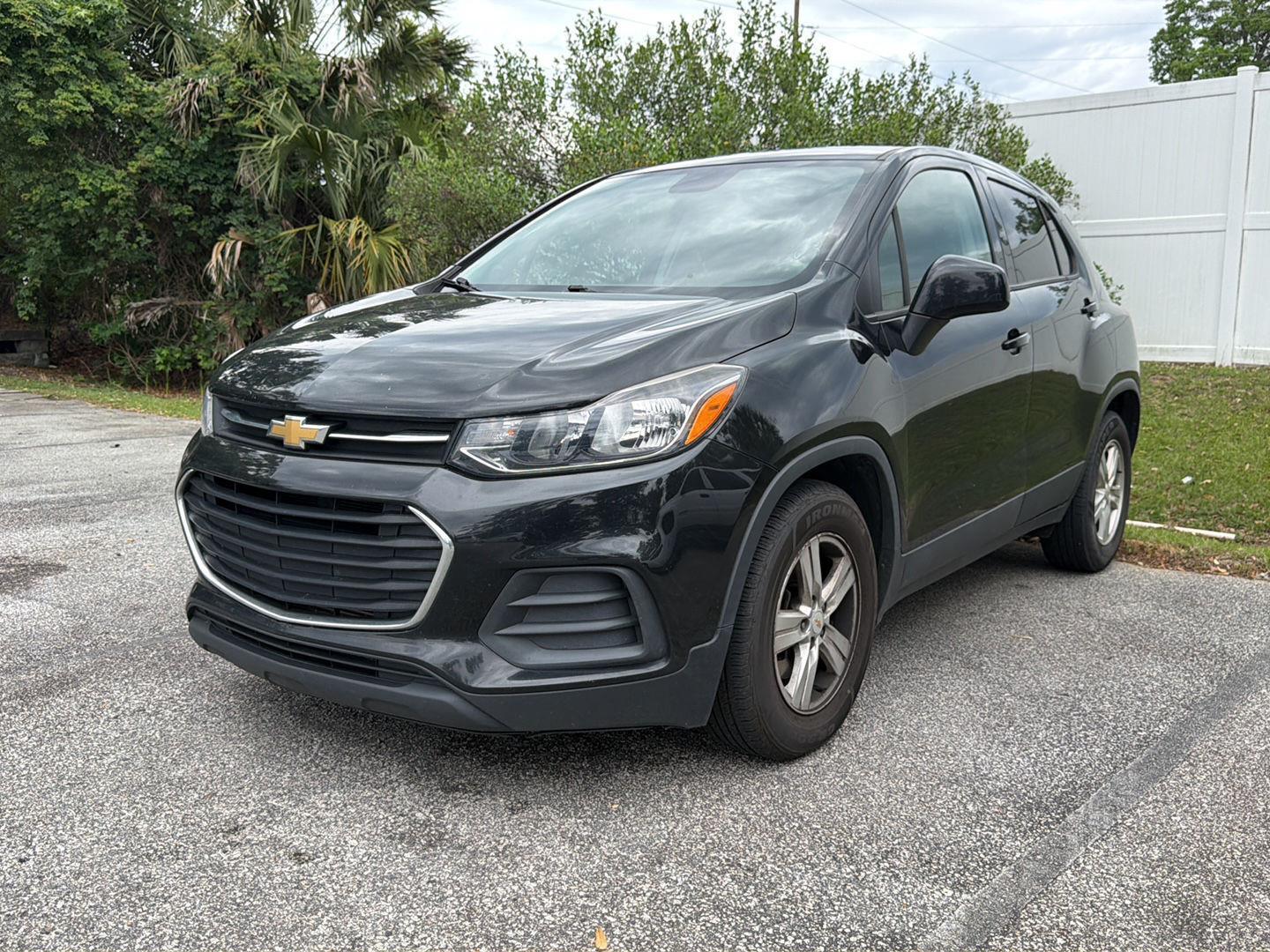 Black 2020 Chevrolet Trax LS FWD SUV / Crossover Front-Wheel Drive 6-Speed Automatic