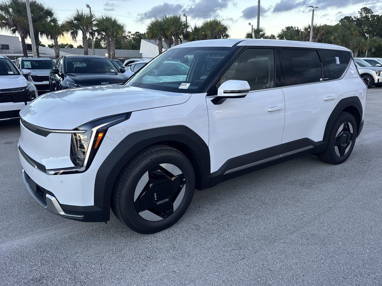 Glacial White Pearl 2026 Kia EV9 SUV / Crossover Rear-Wheel Drive Automatic