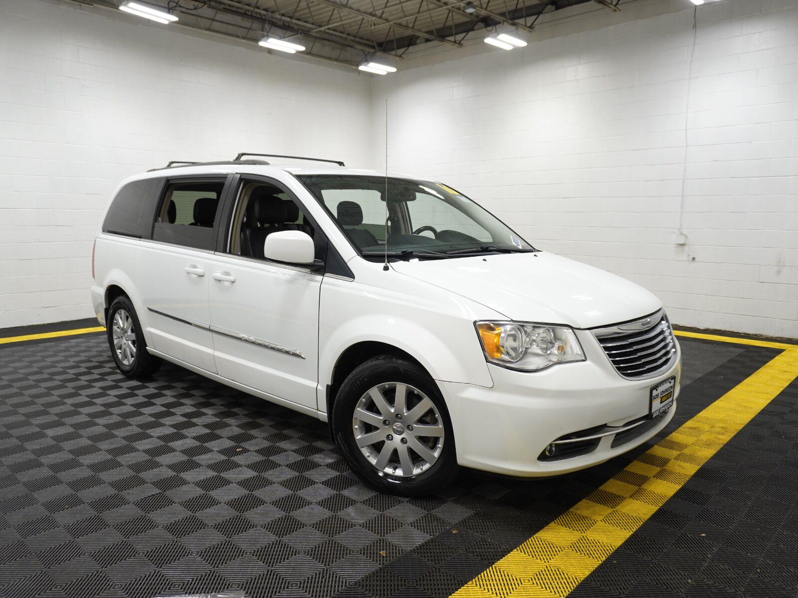  2016 Chrysler Town & Country Touring FWD   