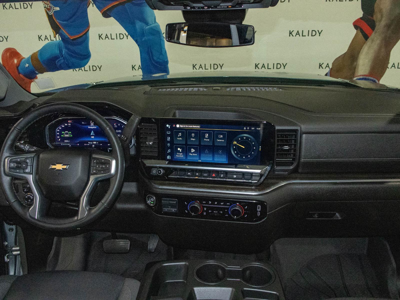 View vehicle photo 4