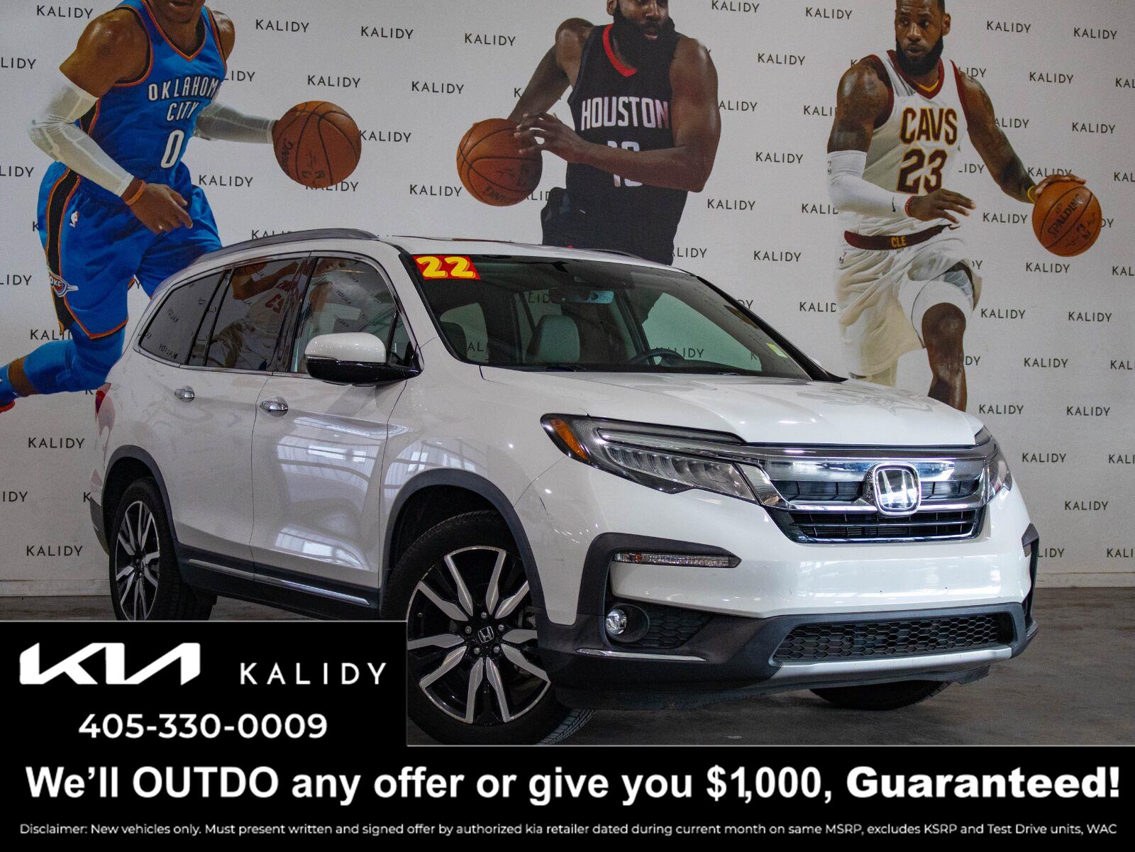 2022 Honda Pilot Touring FWD with Rear Captain's Chairs
