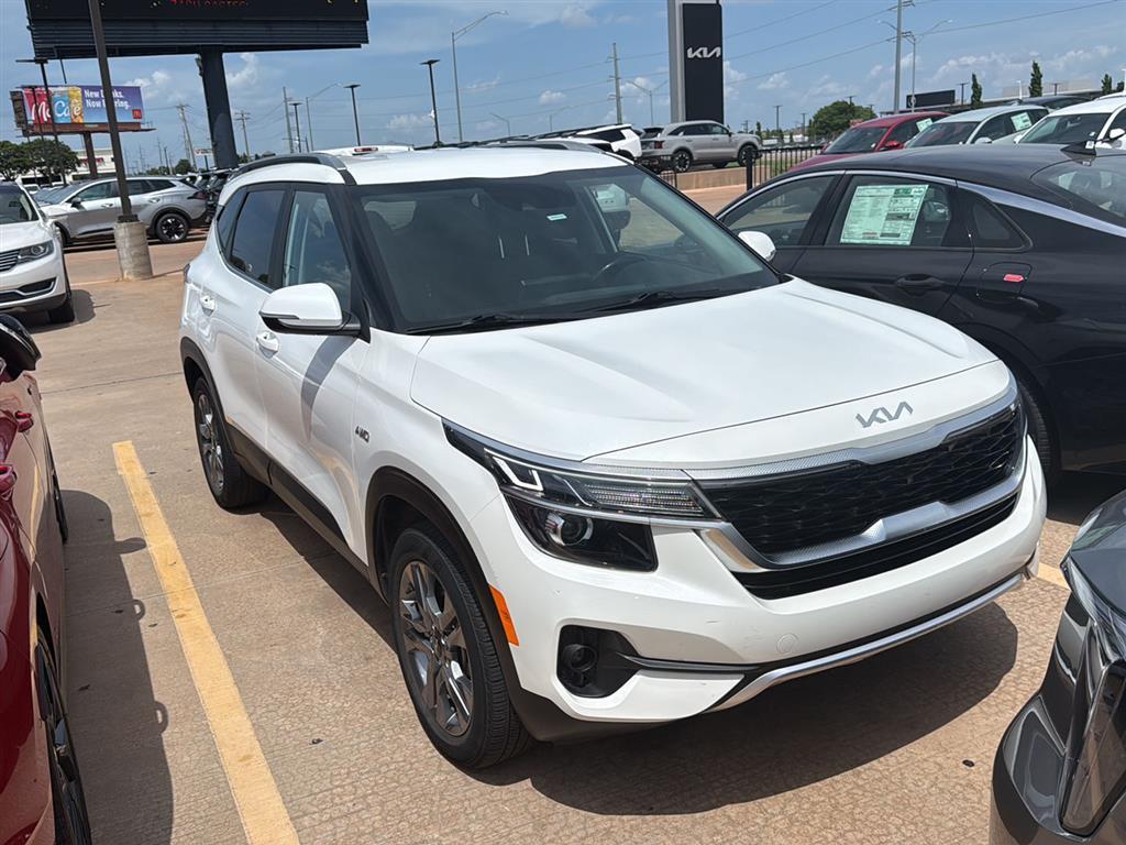 Snow White Pearl 2023 Kia Seltos SUV / Crossover All-Wheel Drive Continuously Variable Transmission