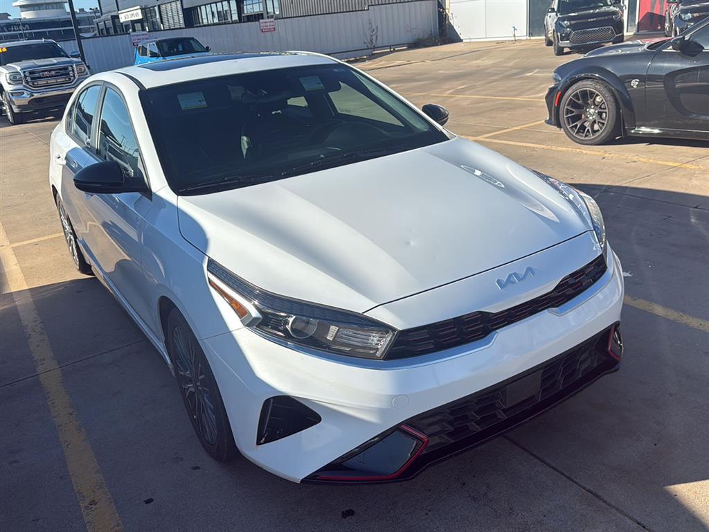 Snow White Pearl 2024 Kia Forte Sedan Front-Wheel Drive Continuously Variable Transmission