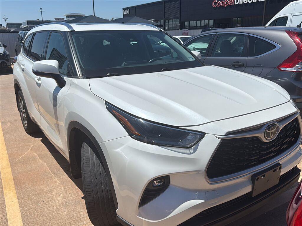 White (Blizzard Pearl) 2021 Toyota Highlander SUV / Crossover All-Wheel Drive Automatic