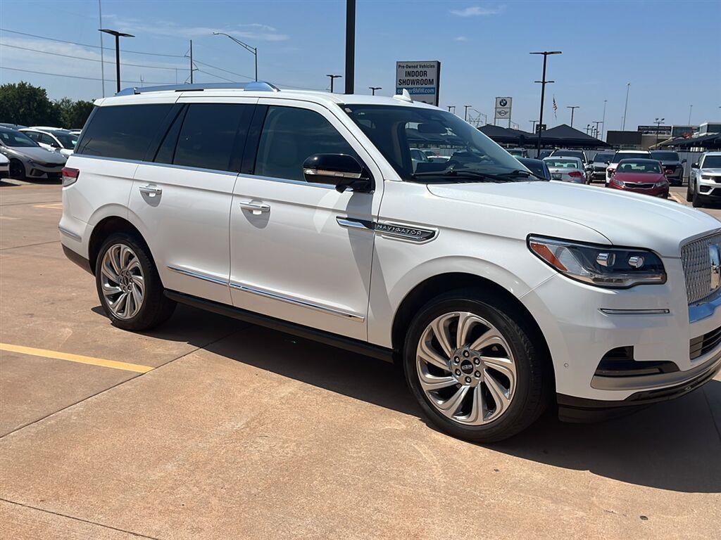 Pristine White Metallic Tri-Coat 2024 Lincoln Navigator SUV / Crossover Four-Wheel Drive Automatic