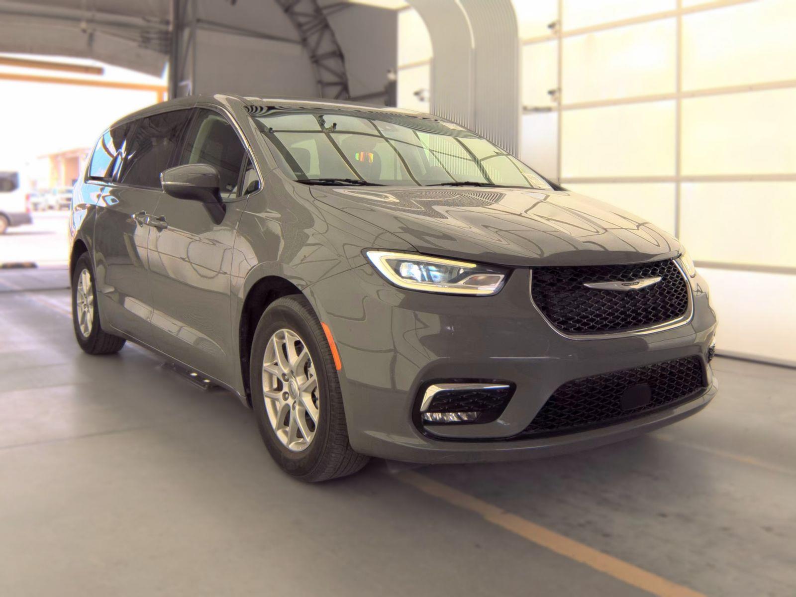 Ceramic Gray Clearcoat 2023 Chrysler Pacifica Minivan Front-Wheel Drive 9-Speed Automatic