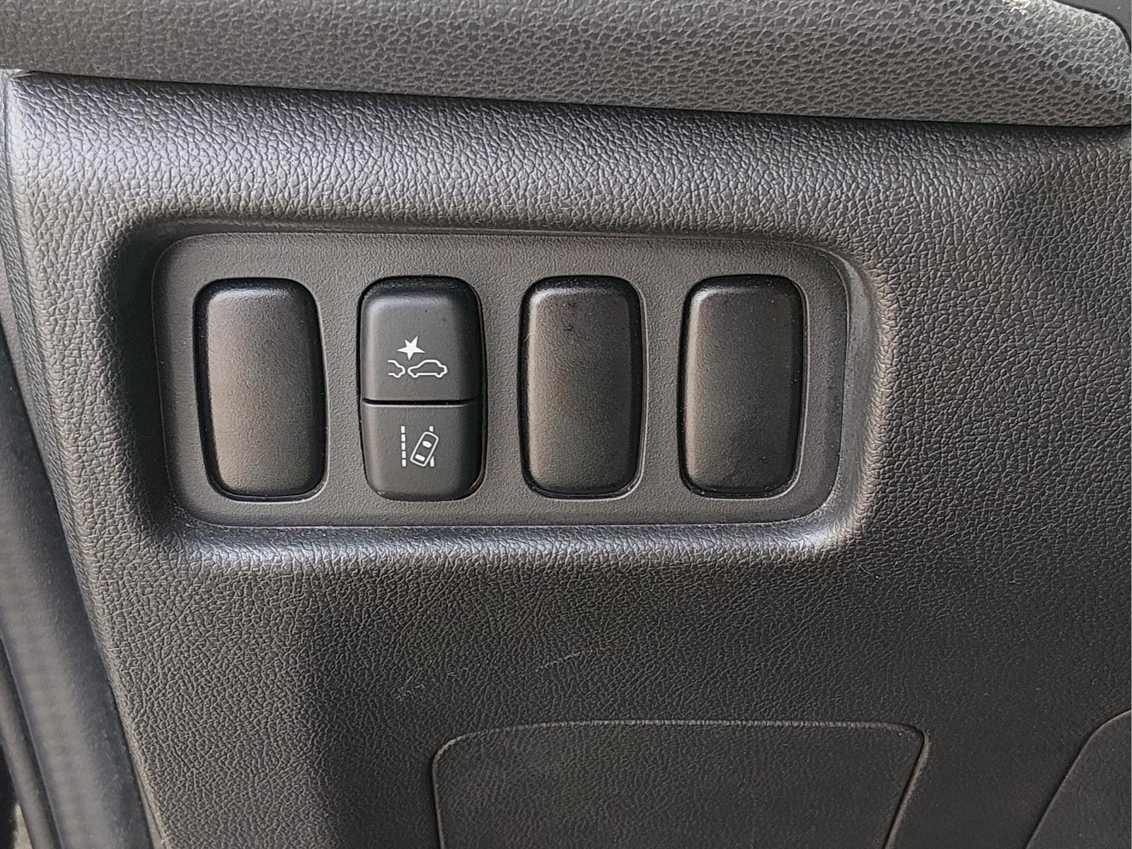 Used 2022  MITSUBISHI  image 29