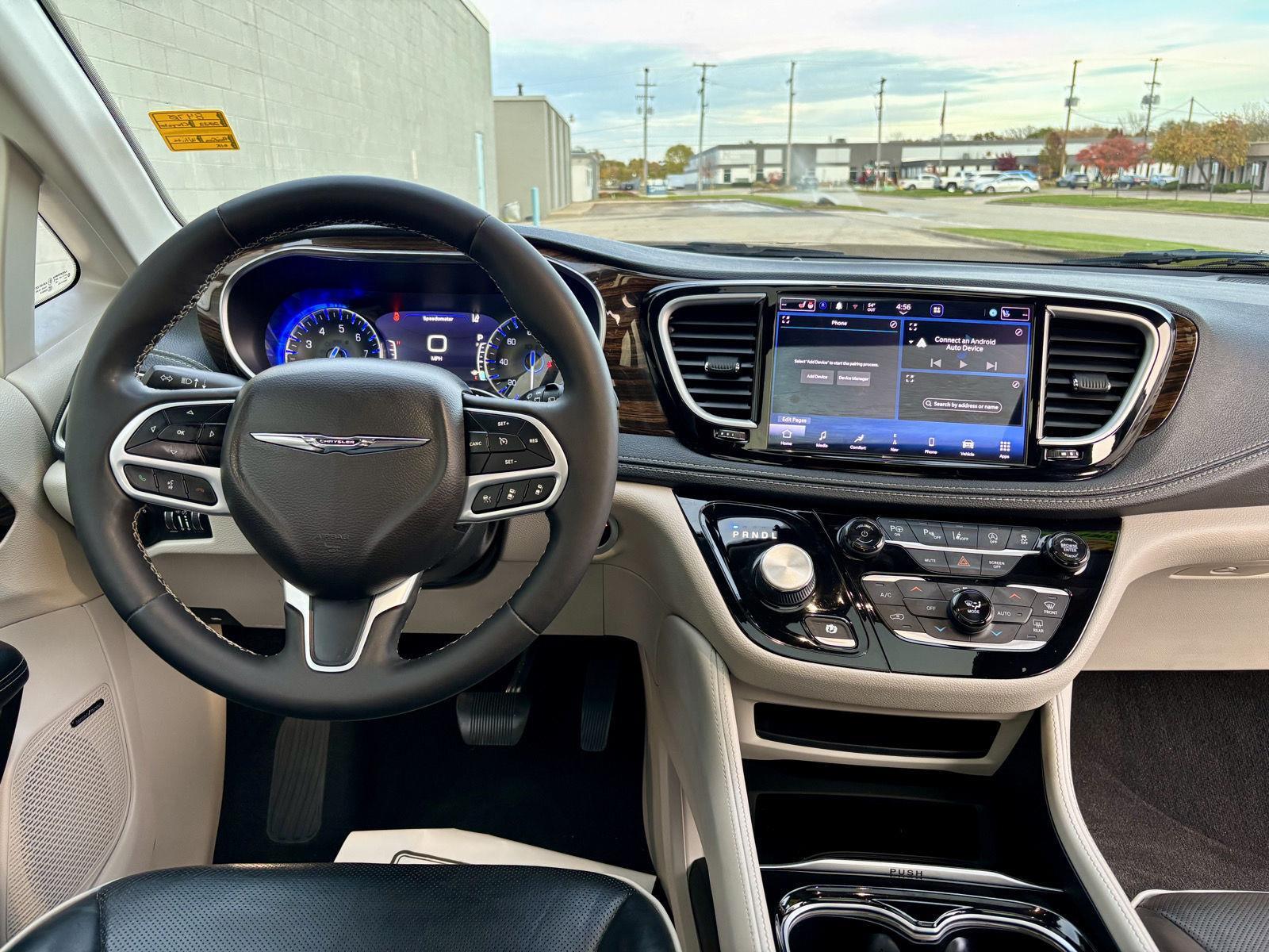 2022 Chrysler Pacifica Limited photo 3