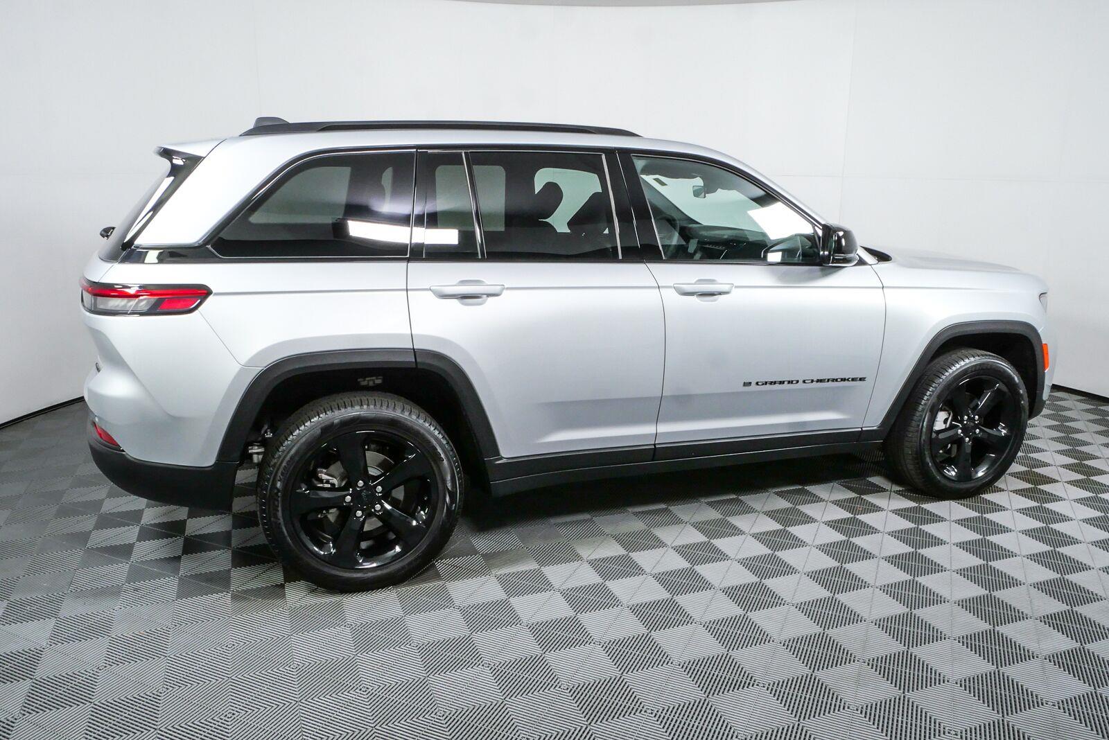 Used 2025 Silver Zynith Jeep Limited image 2