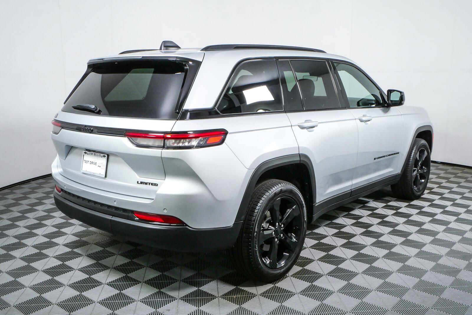 Used 2025 Silver Zynith Jeep Limited image 3