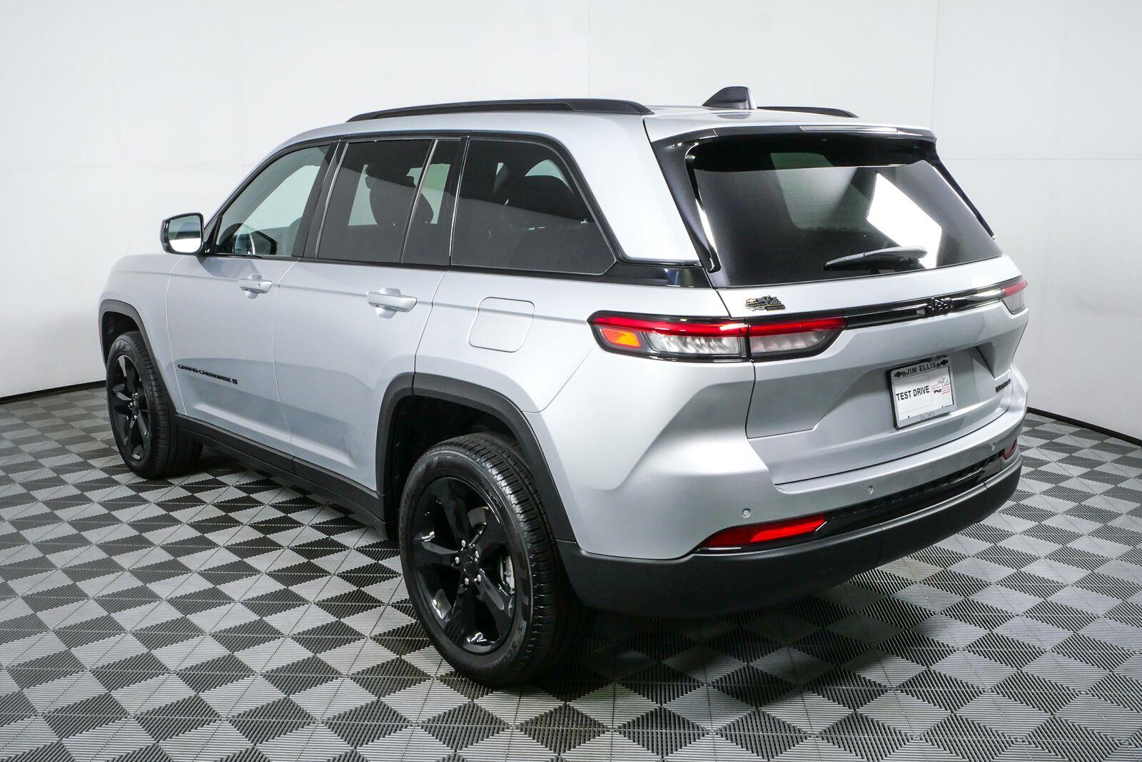 Used 2025 Silver Zynith Jeep Limited image 29