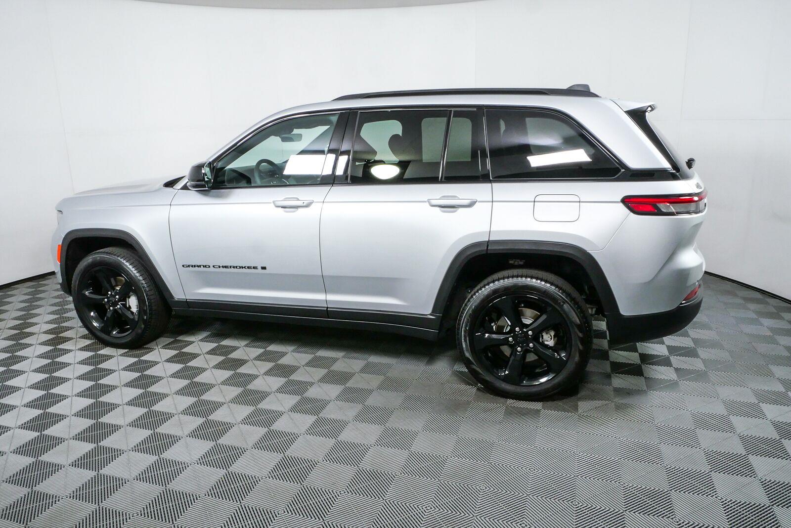 Used 2025 Silver Zynith Jeep Limited image 30
