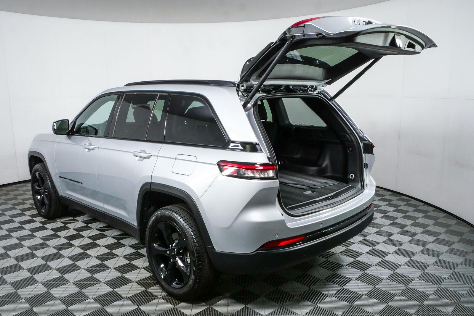 Used 2025 Silver Zynith Jeep Limited image 33