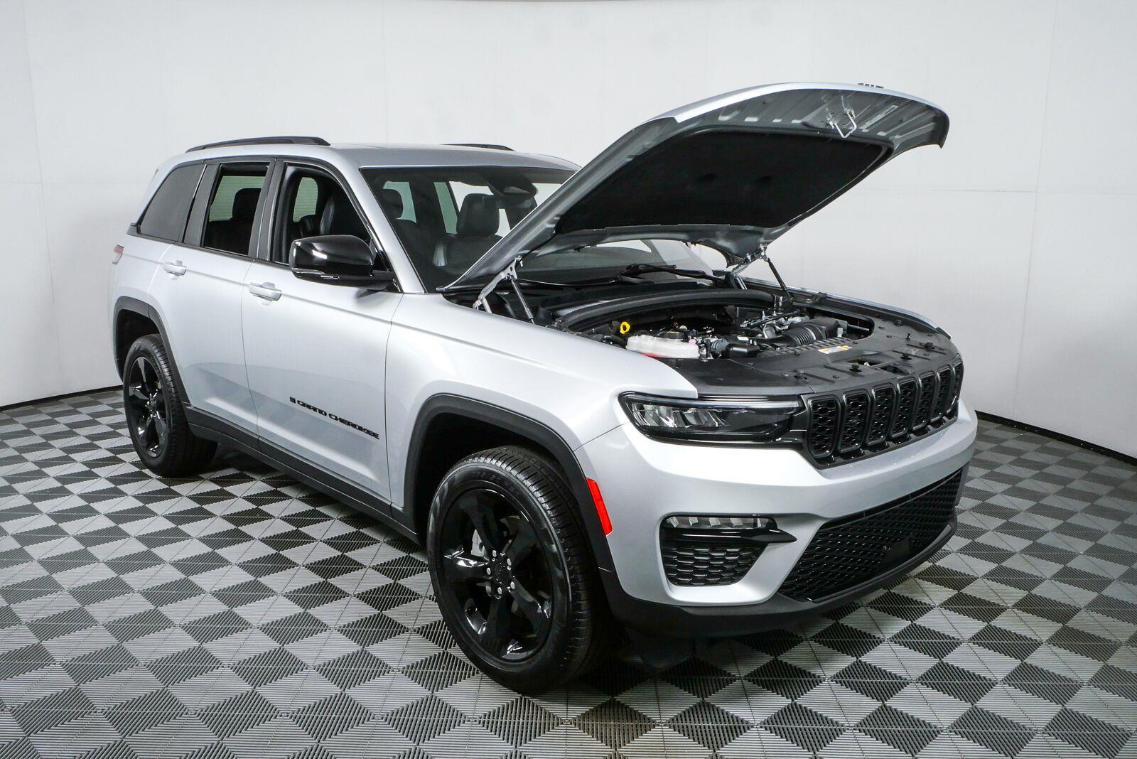 Used 2025 Silver Zynith Jeep Limited image 35