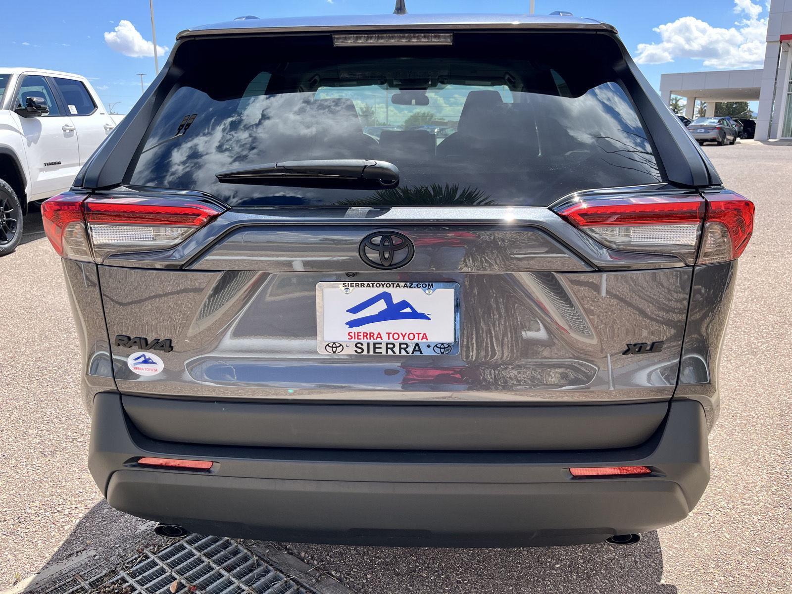 2025 Toyota RAV4 XLE photo 4