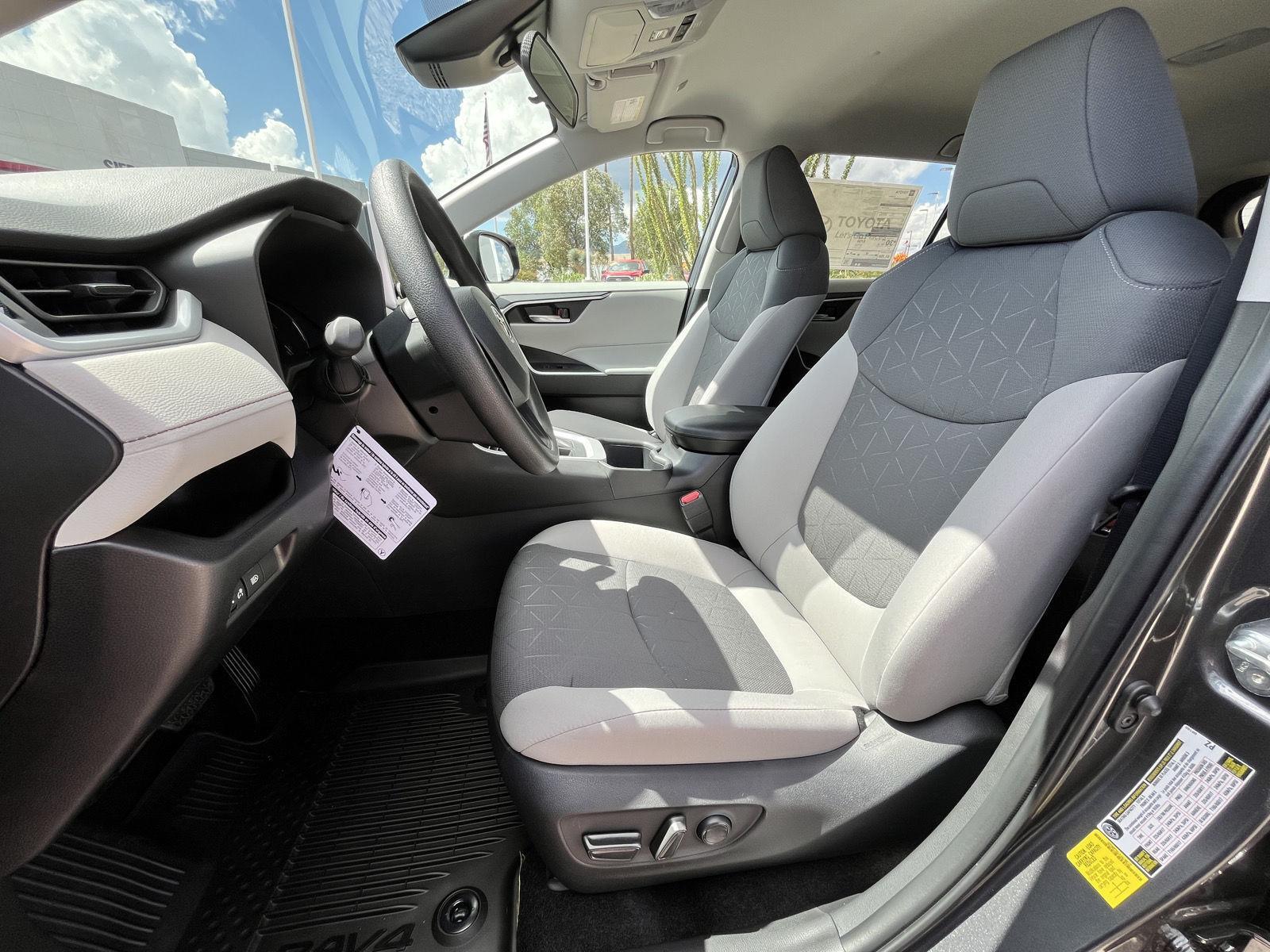 2025 Toyota RAV4 XLE photo 15