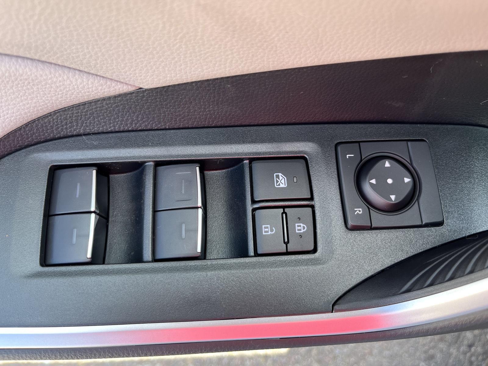 2025 Toyota RAV4 XLE photo 17