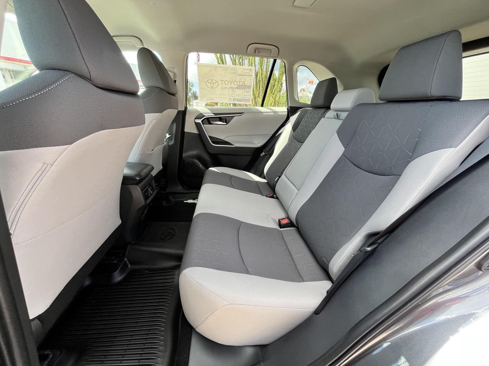 2025 Toyota RAV4 XLE photo 18