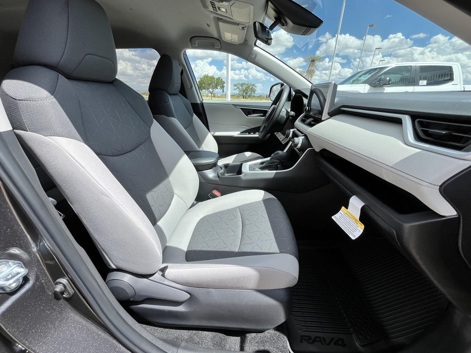 2025 Toyota RAV4 XLE photo 29