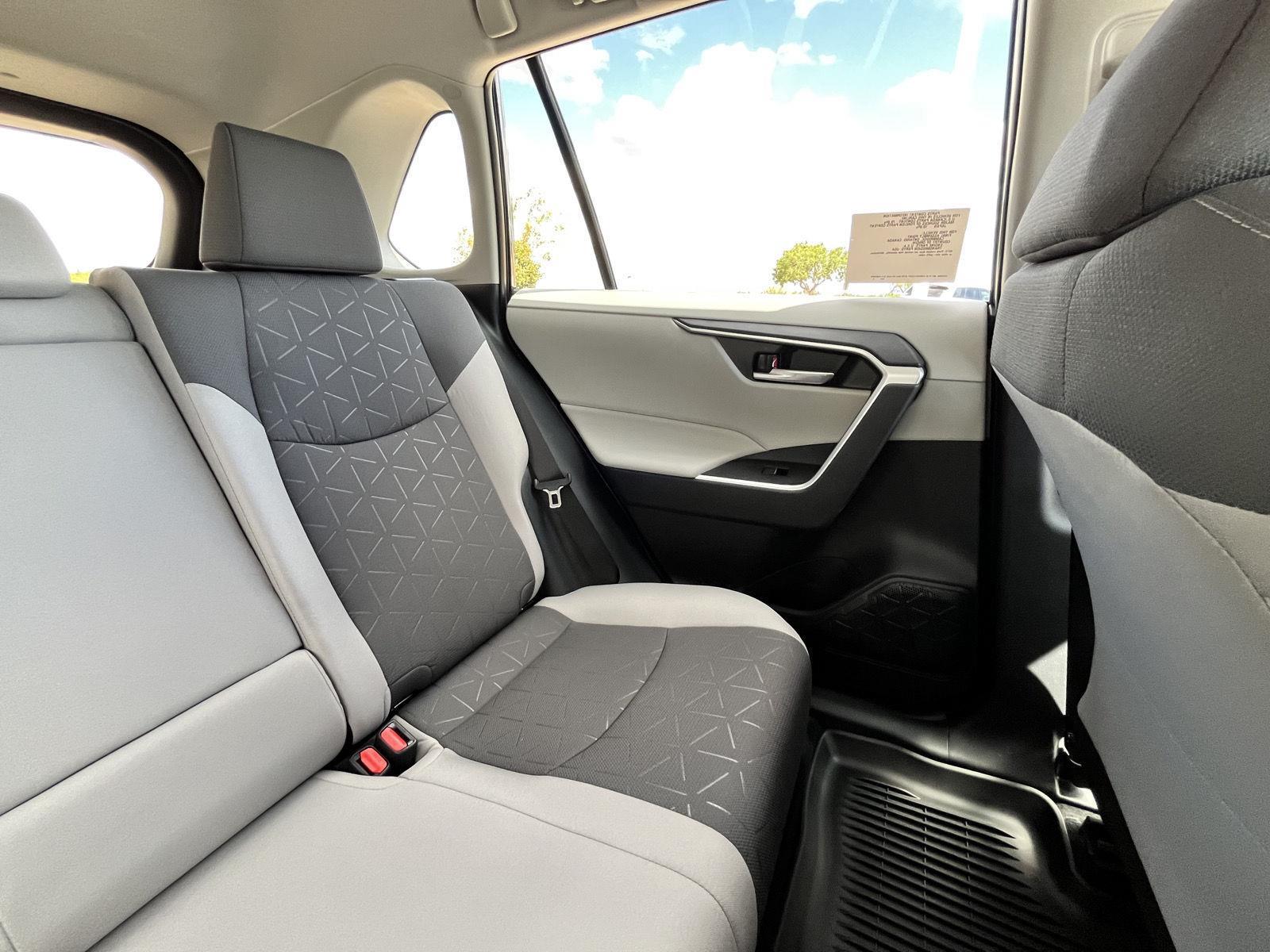 2025 Toyota RAV4 XLE photo 32