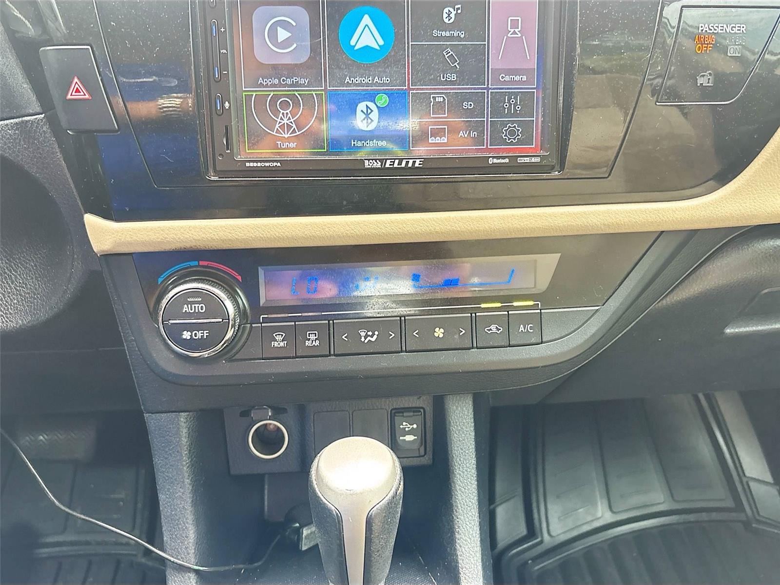 2016 Toyota Corolla LE photo 12