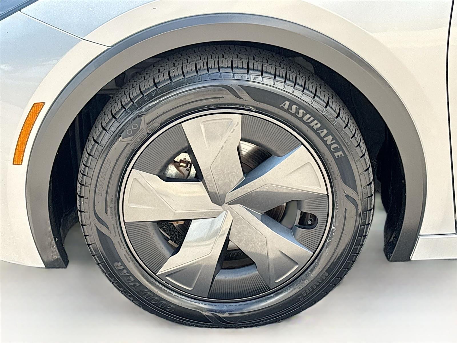 2024 Toyota Prius LE photo 28