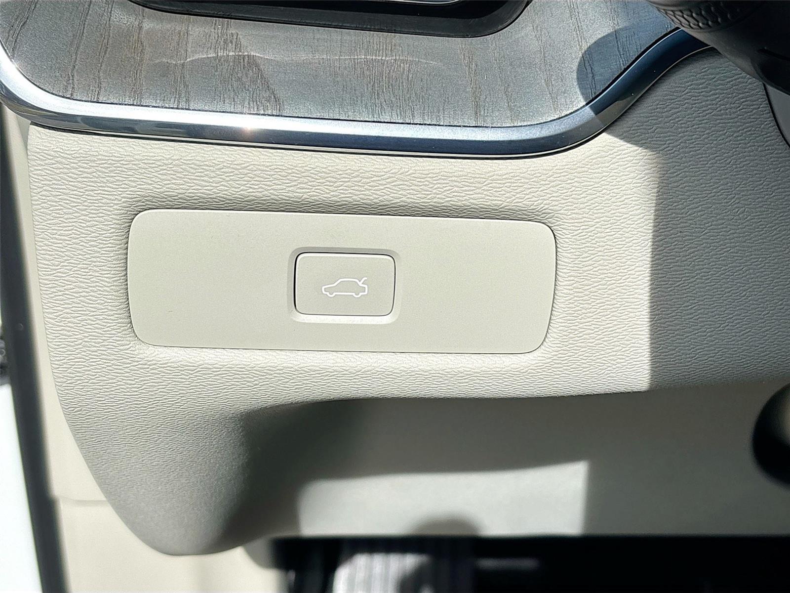 2023 Volvo XC60 Plus Bright Theme