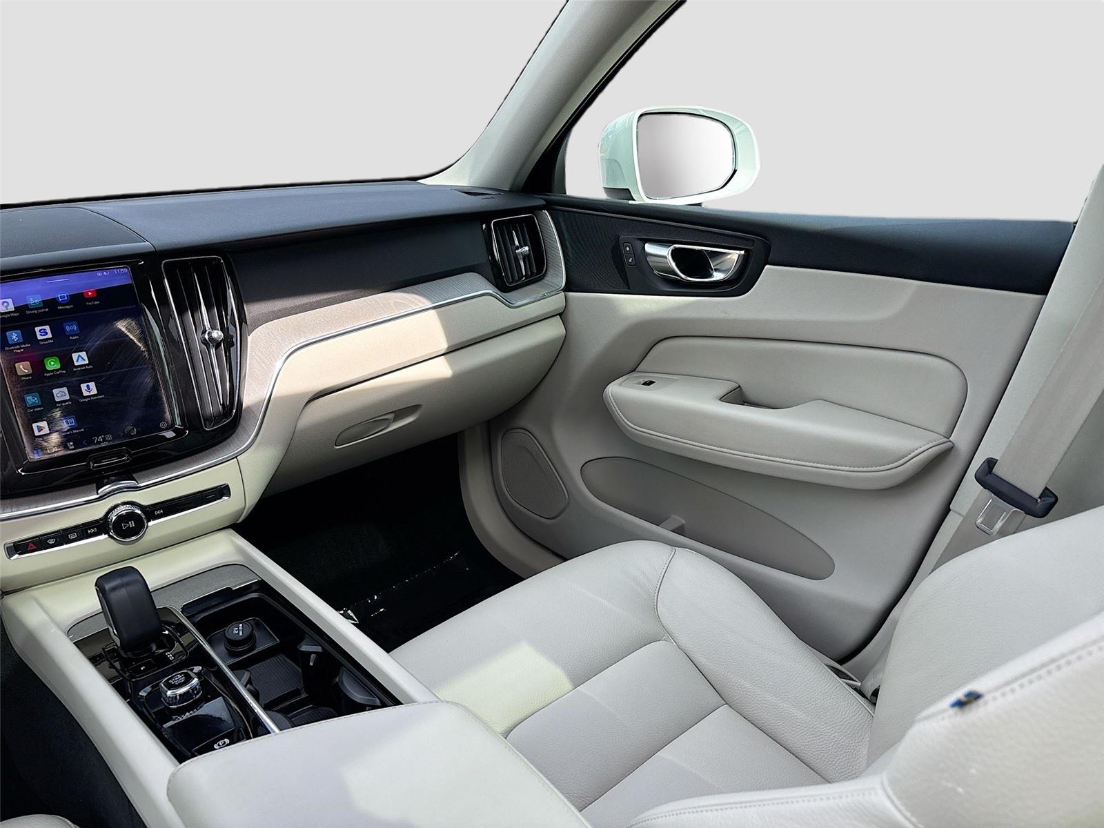 2023 Volvo XC60 Plus Bright Theme