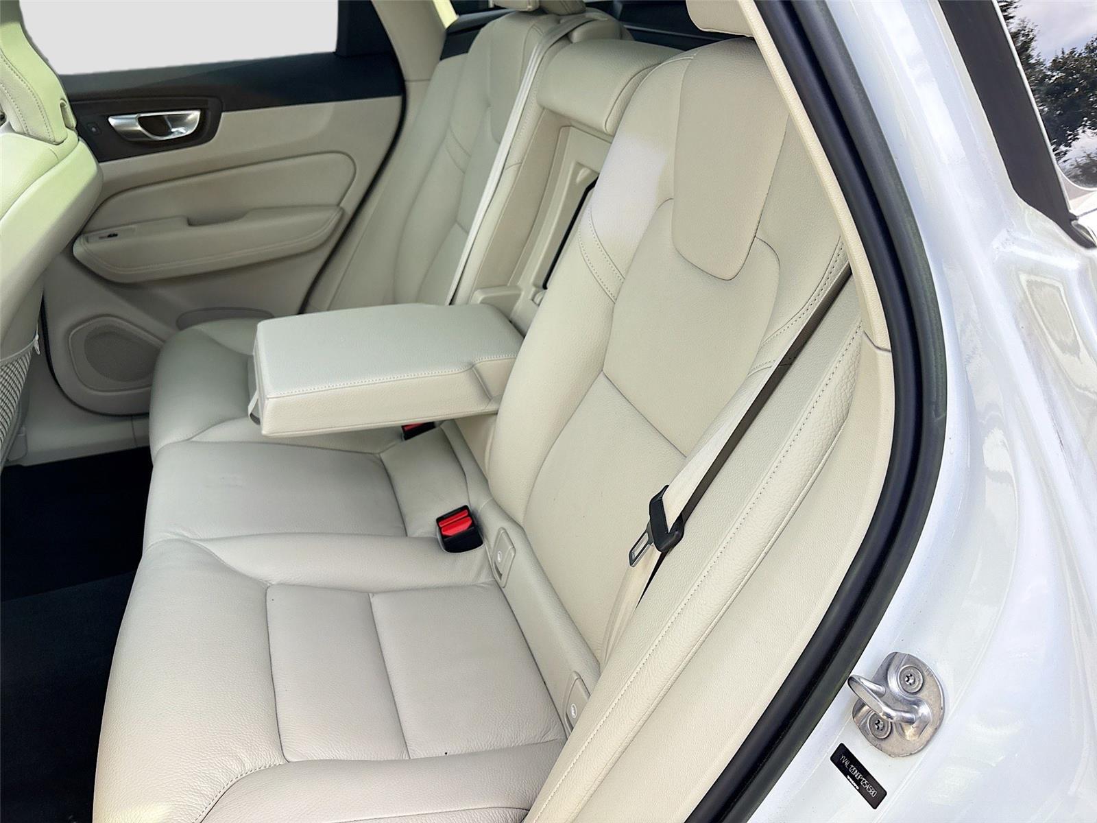 2023 Volvo XC60 Plus Bright Theme