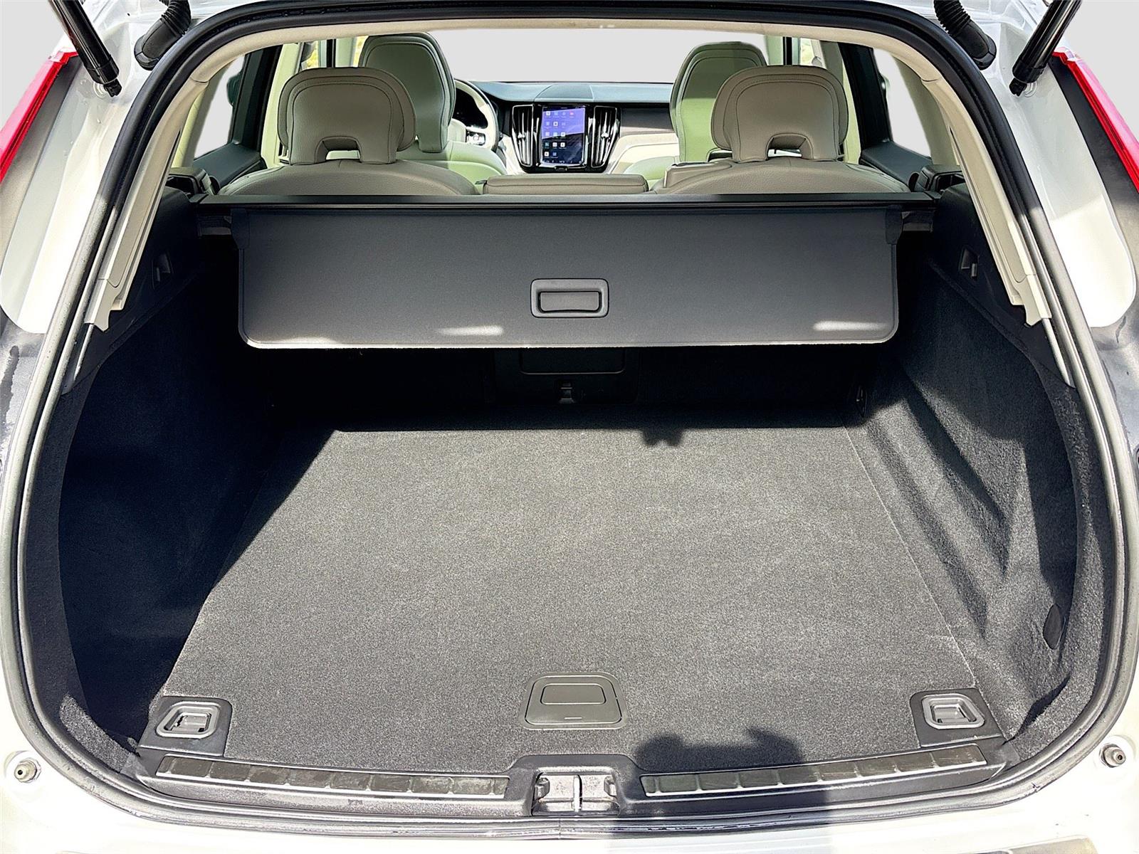 2023 Volvo XC60 Plus Bright Theme