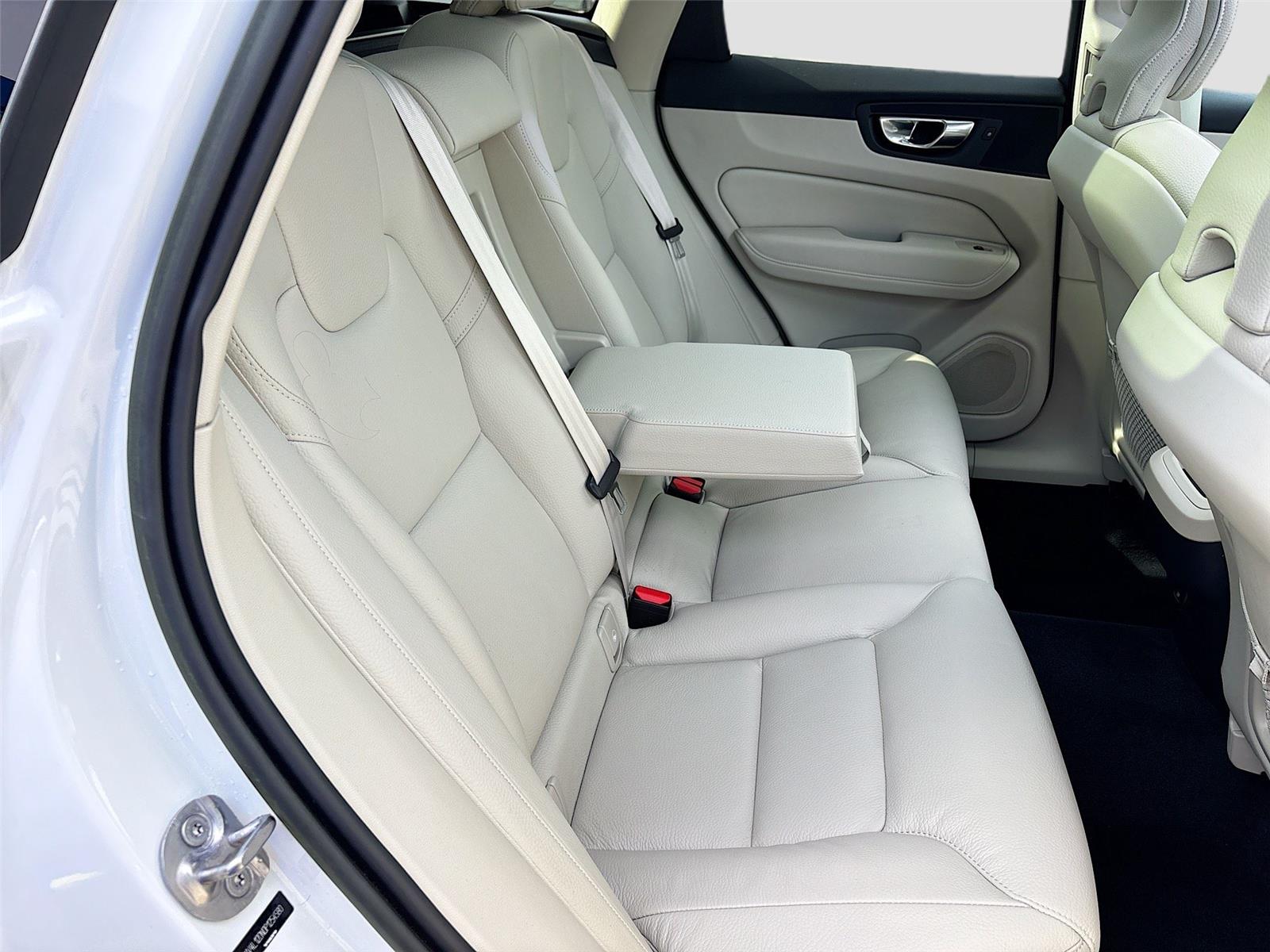 2023 Volvo XC60 Plus Bright Theme