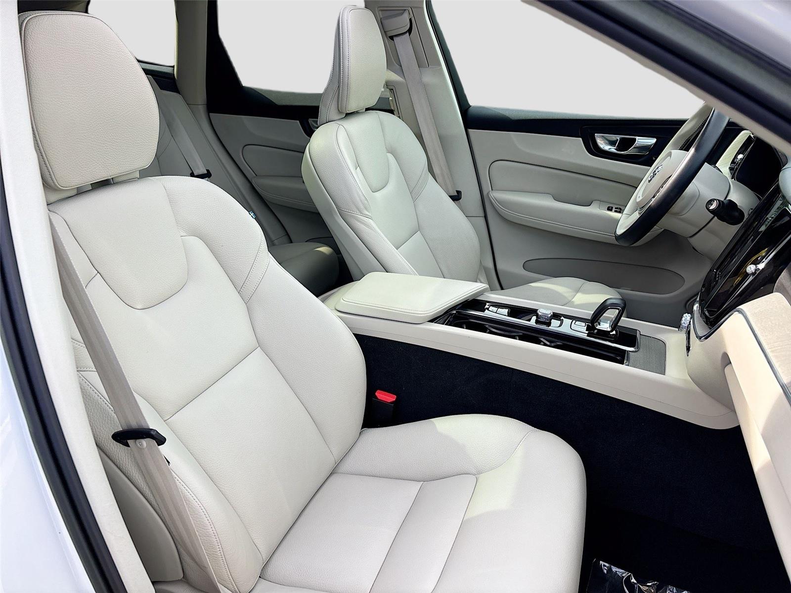 2023 Volvo XC60 Plus Bright Theme