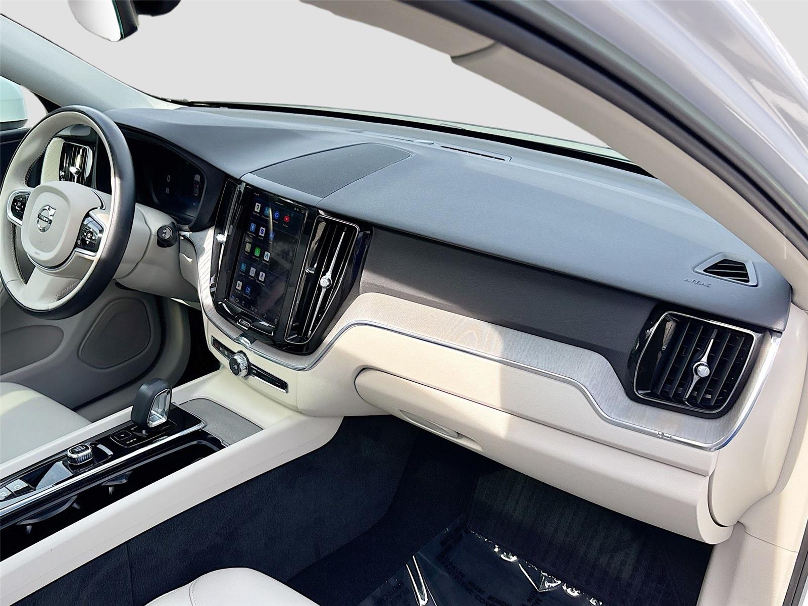 2023 Volvo XC60 Plus Bright Theme