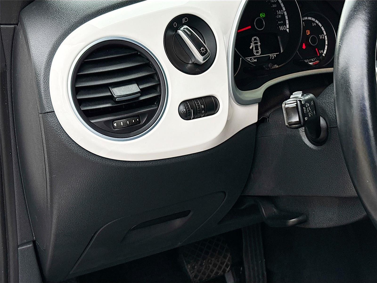 2013 Volkswagen Beetle Convertible 2.5L w/Sound/Nav