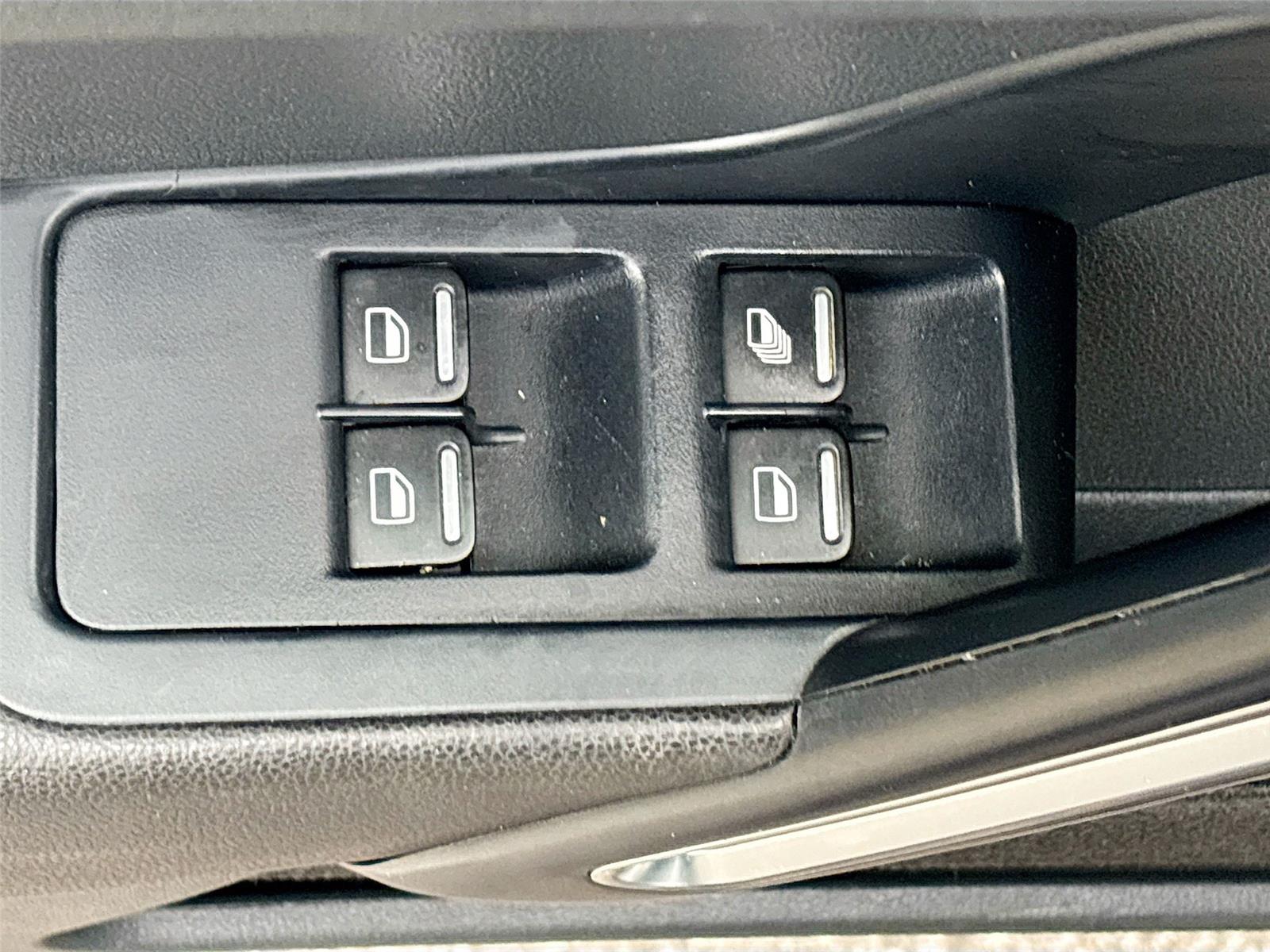 2013 Volkswagen Beetle Convertible 2.5L w/Sound/Nav