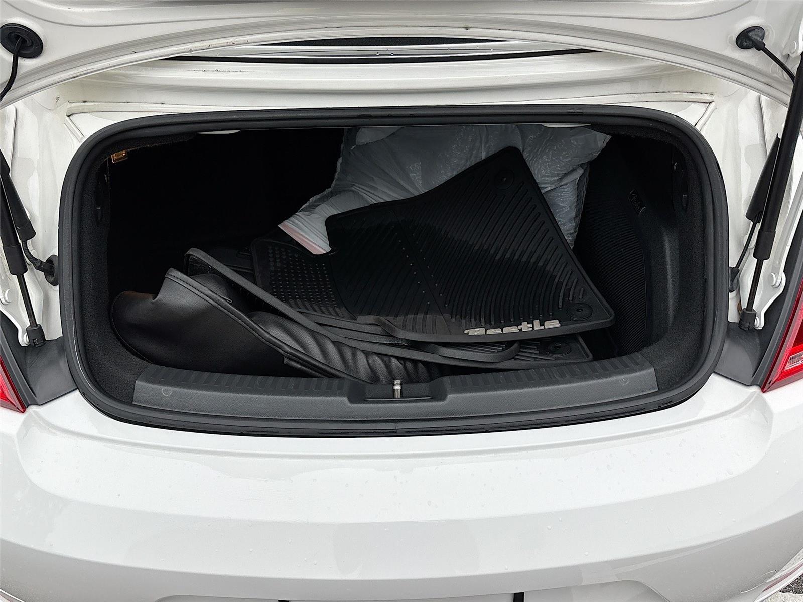 2013 Volkswagen Beetle Convertible 2.5L w/Sound/Nav