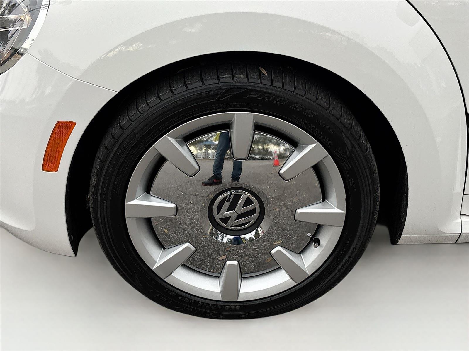 2013 Volkswagen Beetle Convertible 2.5L w/Sound/Nav